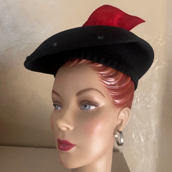 MODISH 1940S\' BLACK FELT HAT WITH LARGE RED SUEDE BOW + BLACK BEADS main image 13
